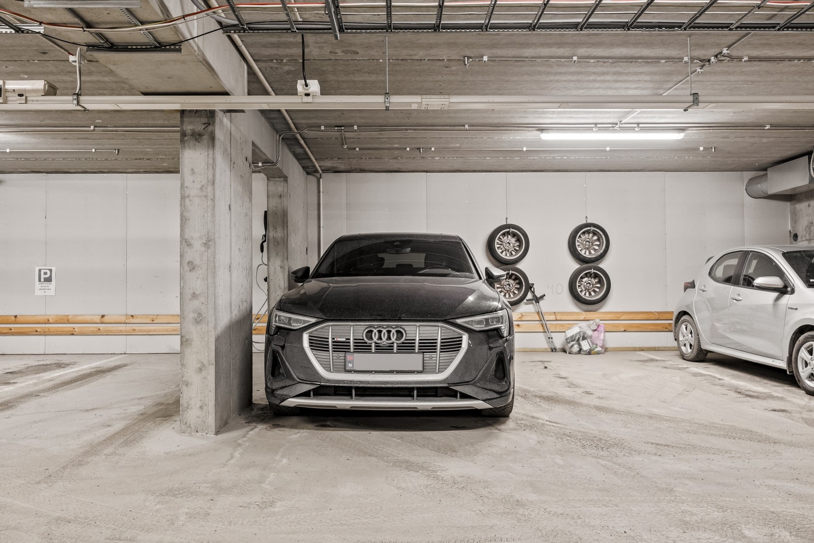 I sameiet skal det til enhver tid være minimum 1 biloppstillingsplass tilhørende hver seksjon. Galleribilde