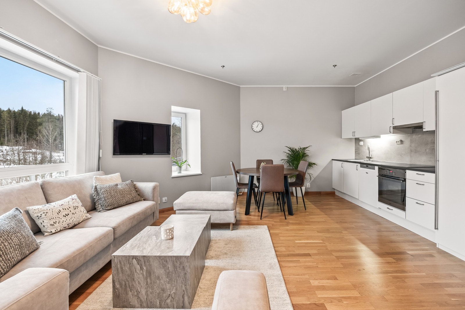 Ved kjøkkenet er det satt inn spisemøblement. Galleribilde