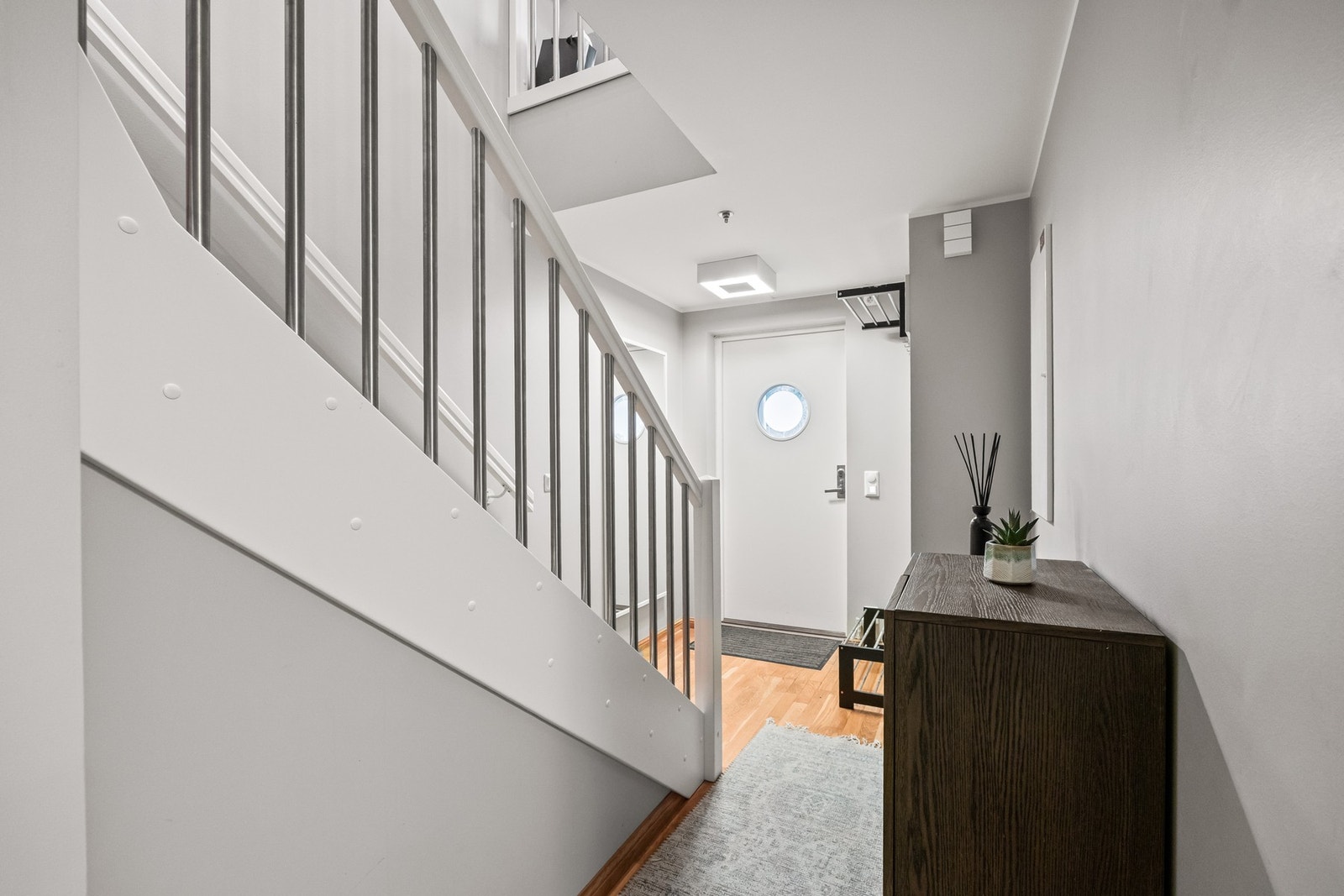 Entréen er innredet med skohylle, veggfestet hylle og knagg til ytterjakker. Galleribilde