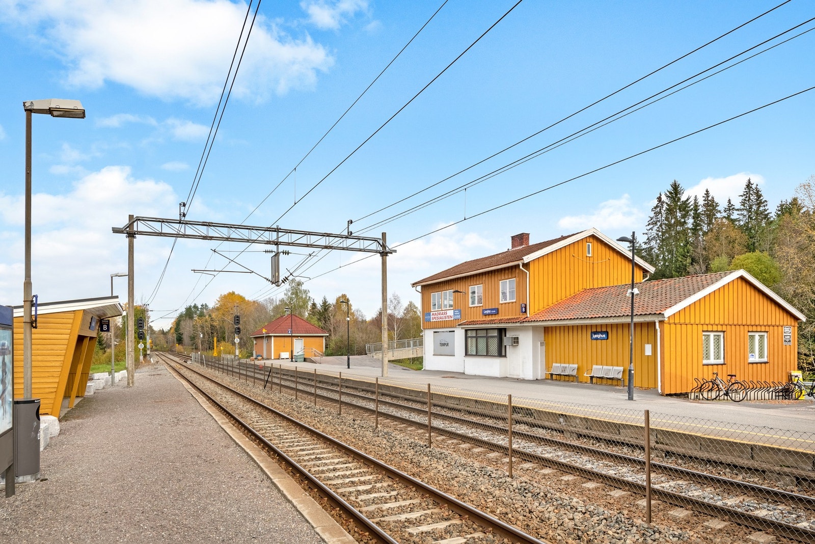 Fra leiligheten tar det omtrent 15 minutter gange til Langhus togstasjon. En enkel måte å reise kollektiv innover til Oslo. Galleribilde