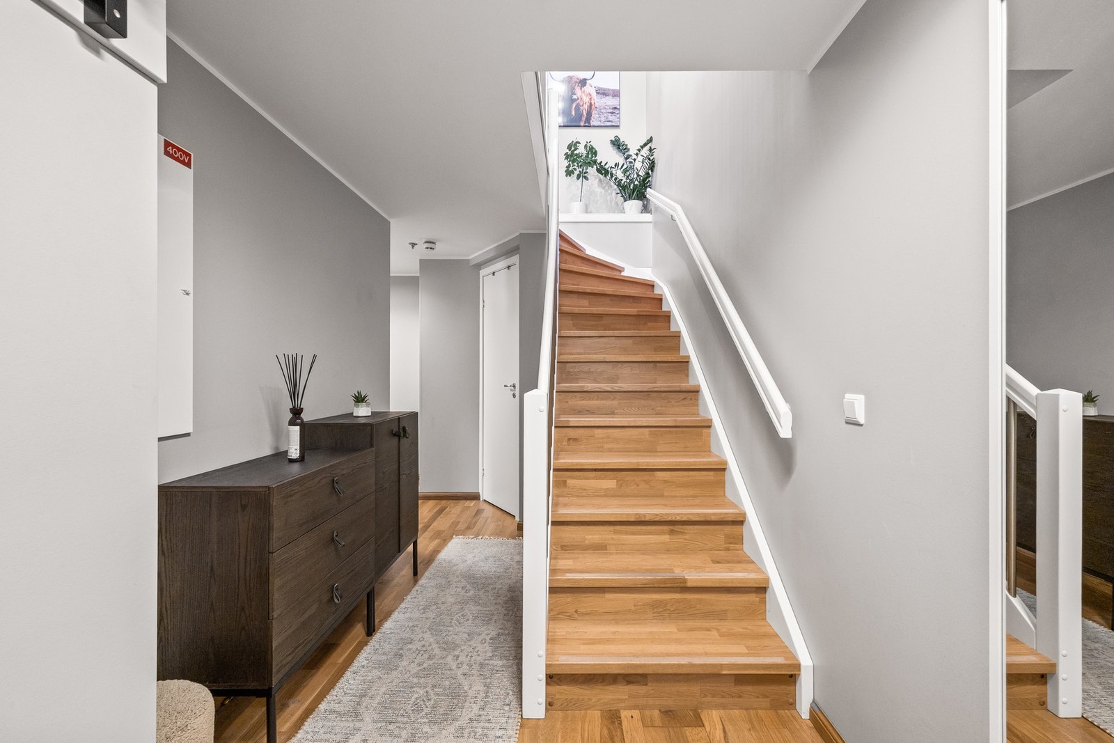 Videre innover i gangen er det satt inn kommode. Trappene tar deg med oppover til 2. etasje Galleribilde