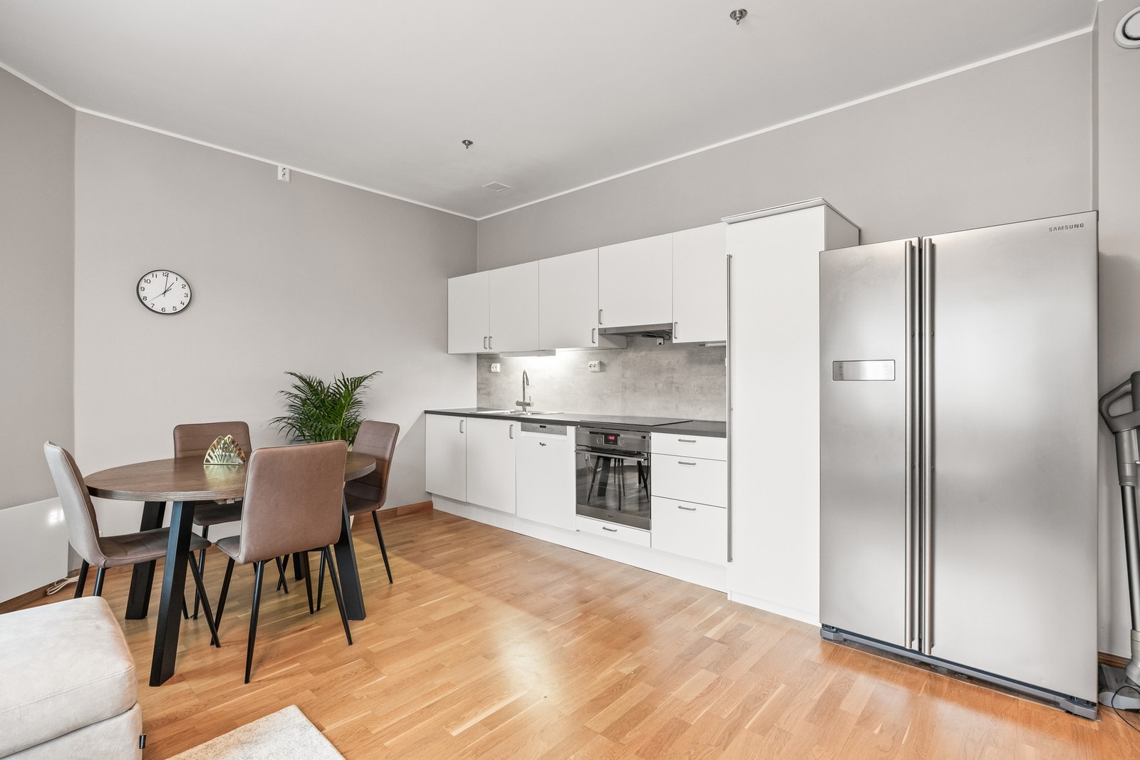 Kjøkkeninnredningen består av hvite og glatte skapfronter. Integrert platetopp og stekeovn. Galleribilde