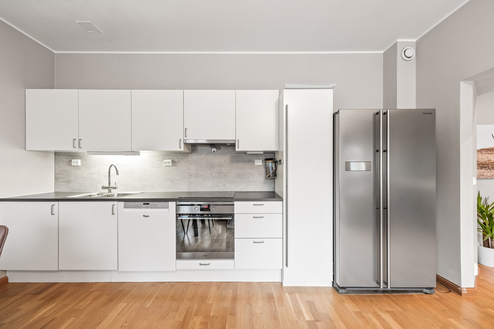 Plass til større frittstående kjøle-/fryseskap om dette skulle være ønskelig. Galleribilde