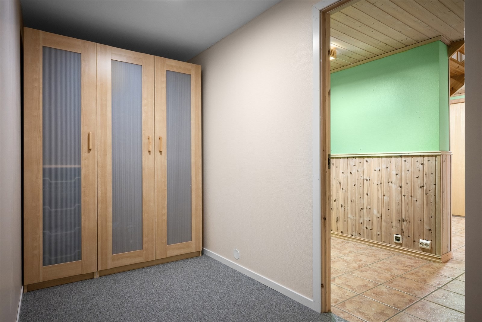 Huset byr på gode lagringsmuligheter gjennom smarte løsninger, slik at du enkelt kan holde hjemmet organisert og ryddig. Galleribilde