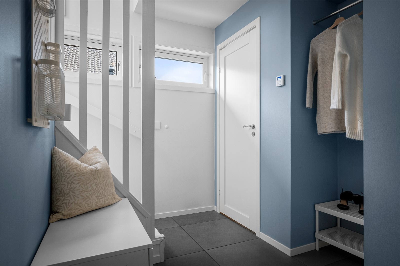 God hall/gang med innhukk for garderobe, samt plass til kommoder og mer. Moderne oppusset med 60x60 flis. Galleribilde