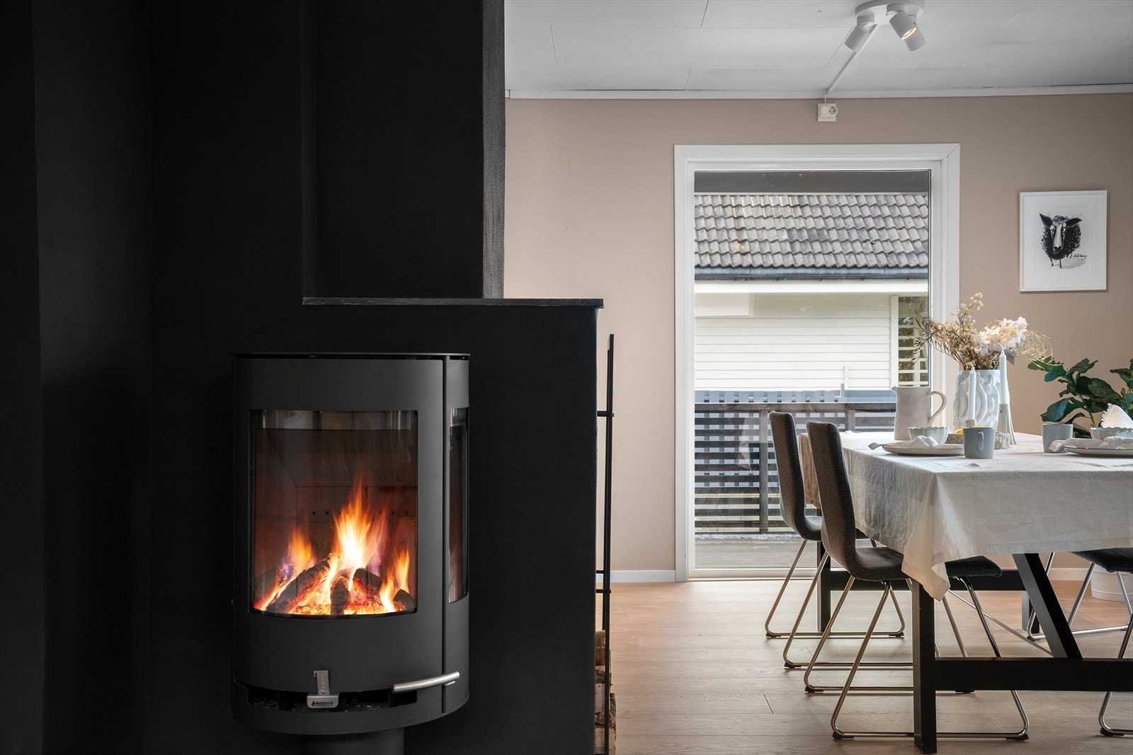 Her har du moderne og ny peisovn for ekstra kos og lun varme. Varmepumpe for jevn temperatur regulering. Galleribilde