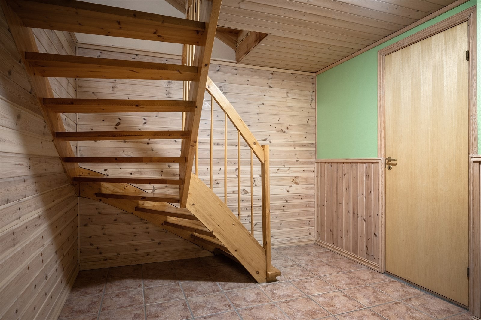 Besøket er det også plass til i kjeller med godt kinorom, eget bad, og kontor/bod og bi-inngang. Galleribilde