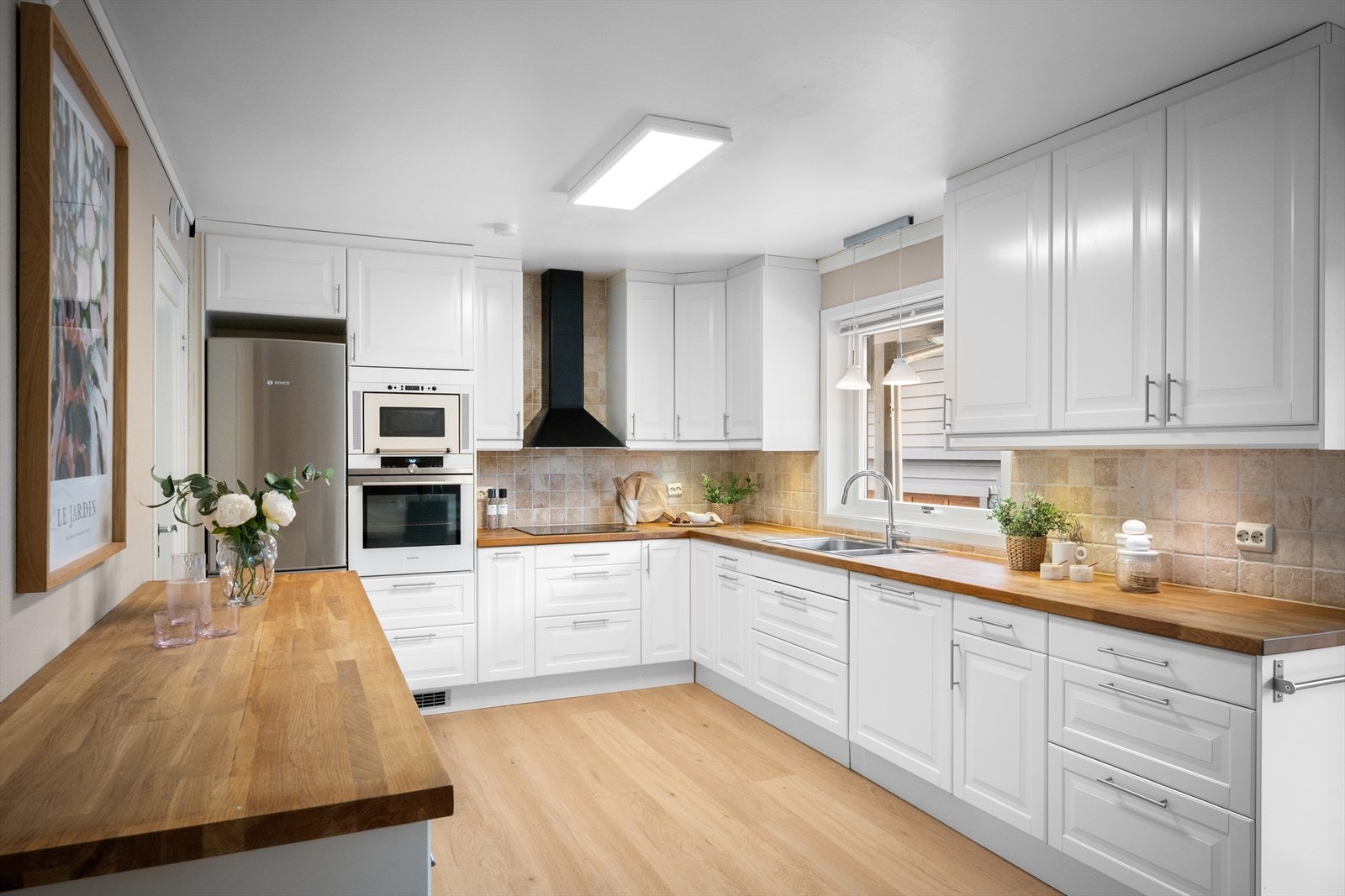 Kjøkkenet er plassert på 3 sider som gir mye skuffer og skap, samt rikelig med arbeidsbenk. Tidløst. Galleribilde