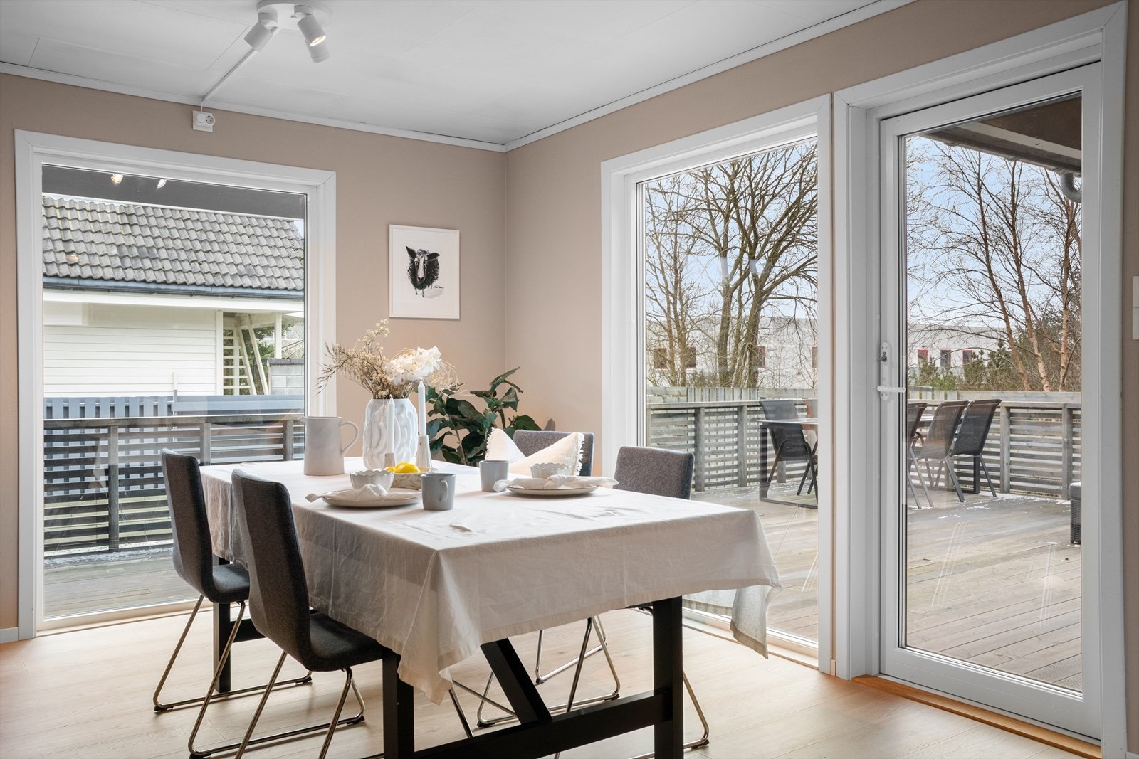 Det er enkelt å dekke opp til langbord på høytider om du samler mye folk, og samtidig ha sofagruppe for tv-stue i tillegg til godstoler/lesekrok eller lounge. Galleribilde