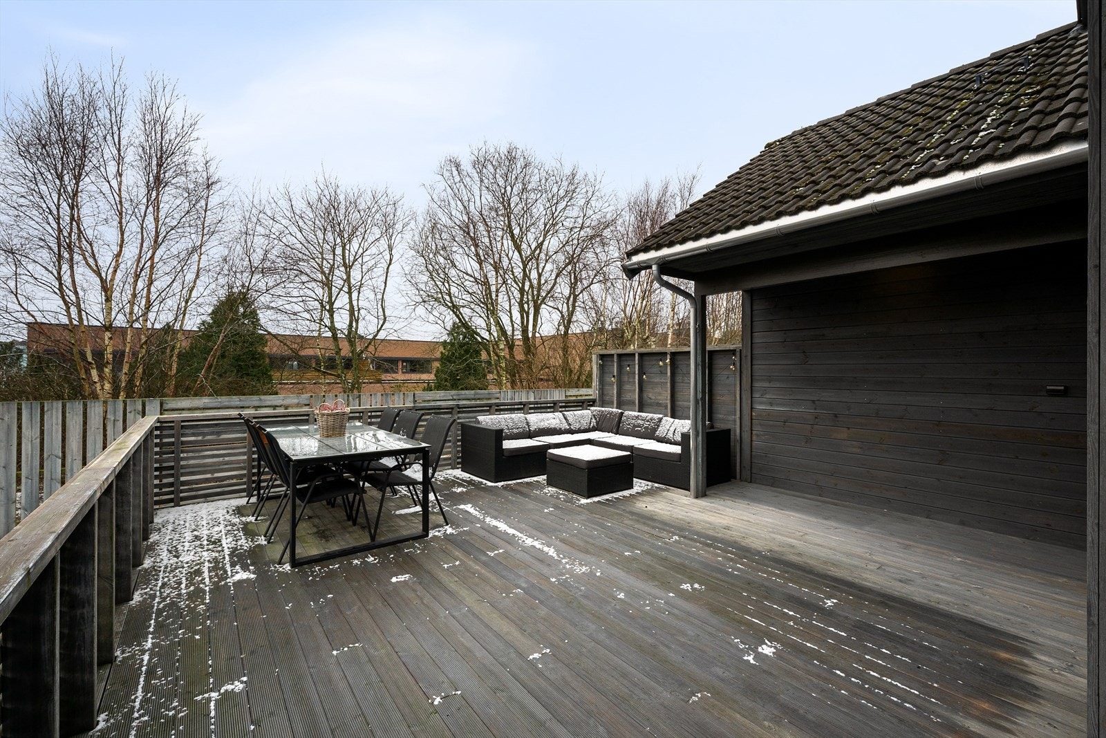 Rikelig med boltreplass for litt lek og moro, samt møbleringsoner for enhver anledning. Deler av terrassen er overbygget, som gir le for regn eller fint på sene kvelder. Galleribilde