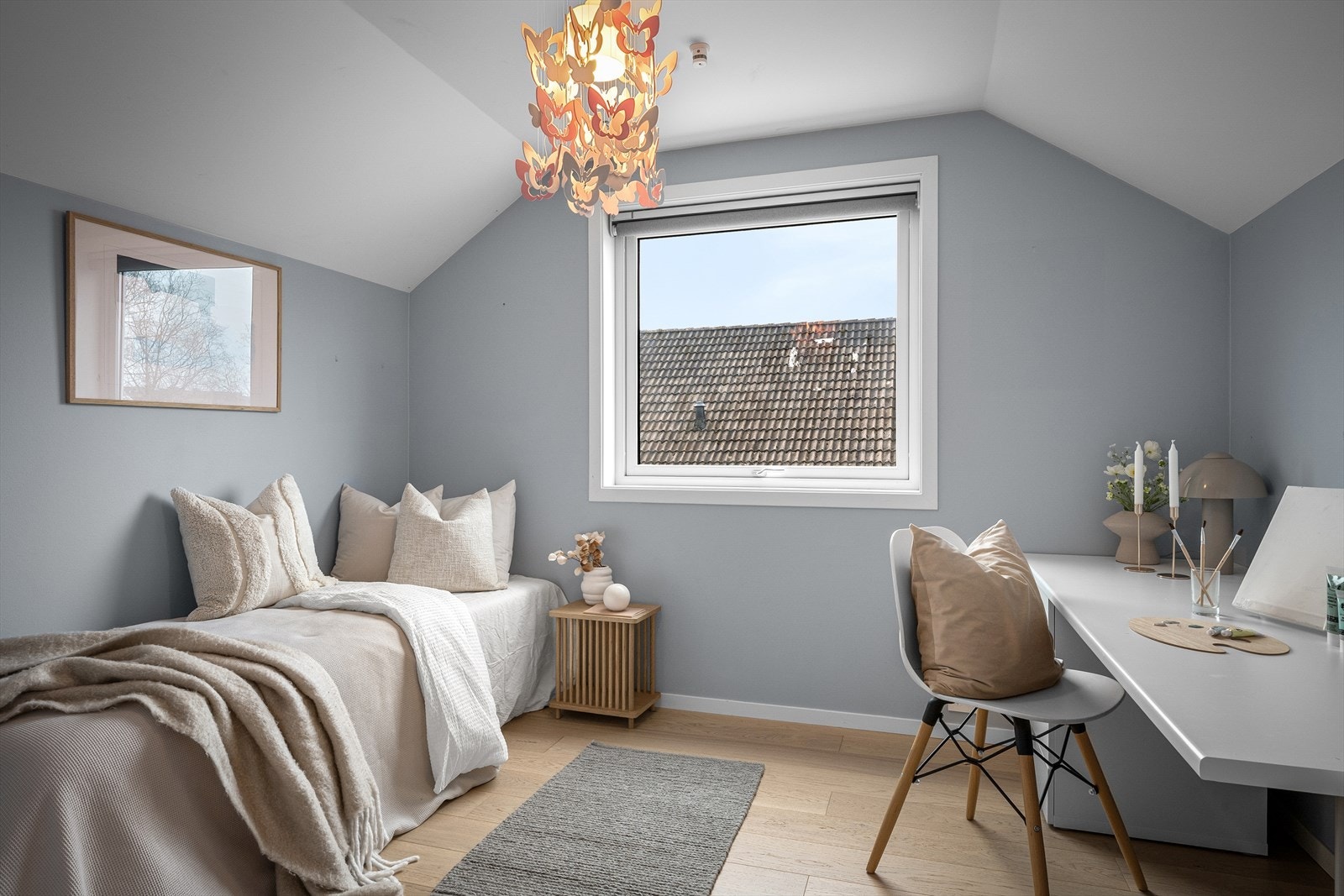 Soverom 2 av god størrelse med plass til mer enn en seng. Galleribilde