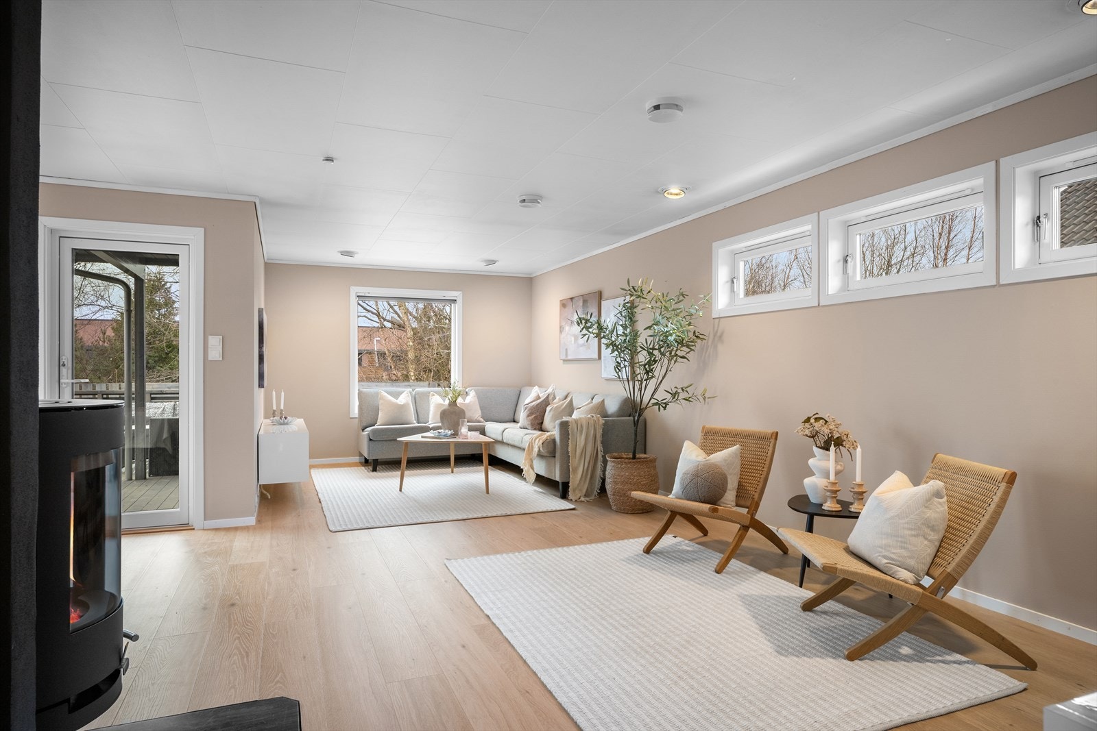 En herlig stue med flere soner. Mye naturlig lys og utsyn til egen terrasse. Peis for ekstra kos. Galleribilde