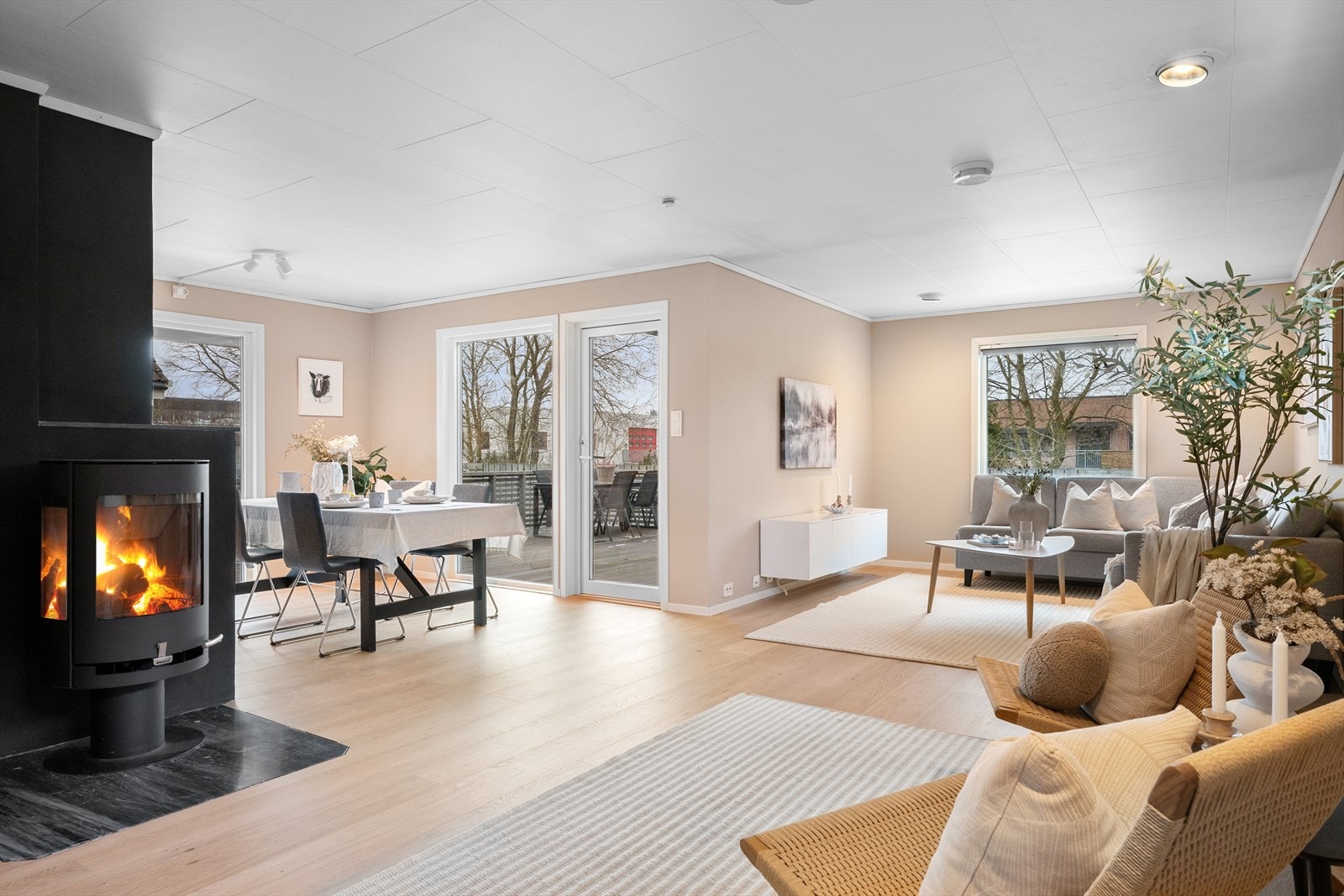 En herlig stue med flere soner. Mye naturlig lys og utsyn til egen terrasse. Peis for ekstra kos. Galleribilde