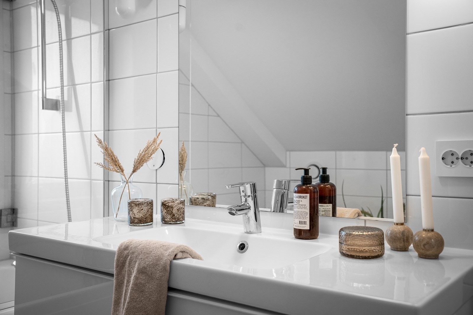 Gode lagringsmuligheter i den vaskeseksjonen gir praktisk oppbevaring og bidrar til et ryddig og funksjonelt baderom. Enkelt å tilføre eget interiør og stil. Galleribilde