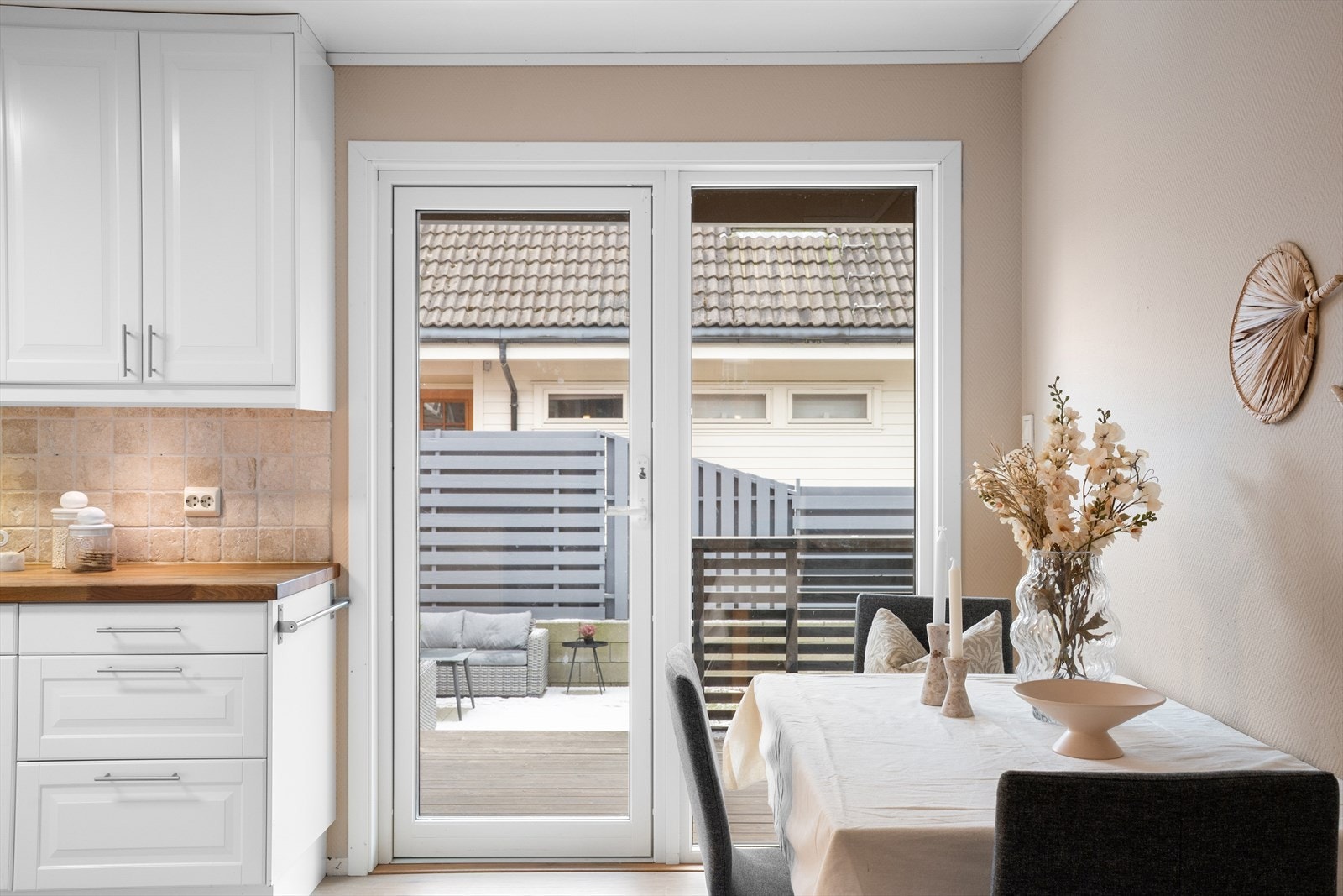 På kjøkkenet er det plass til ekstra spisebord, og med direkte utgang til terrasse og hage blir det enkelt å nyte måltider utendørs på fine dager. Galleribilde