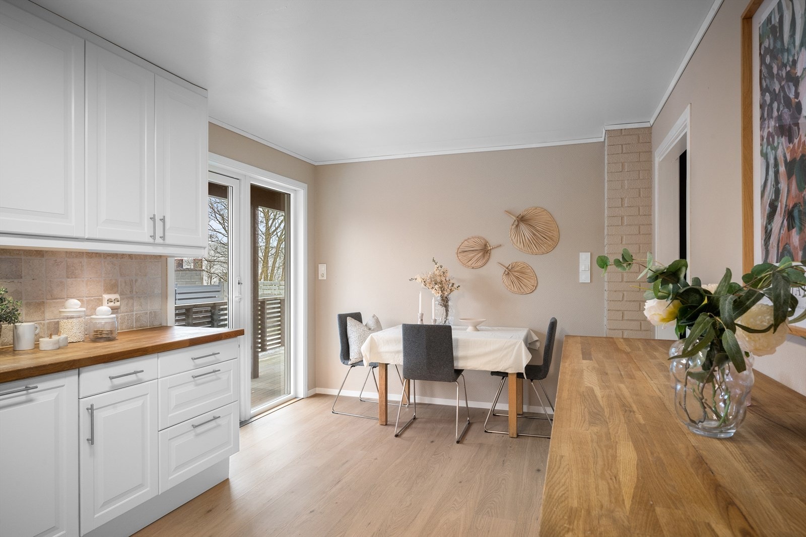 Mye naturlig lys med både via vindu og terrassedør. Galleribilde