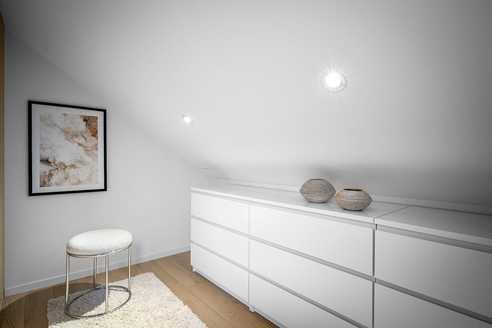 Ekstra gode lagringsmuligheter bak garderobeskapet gir deg rikelig med plass til å organisere og oppbevare sesongbaserte klær og gjenstander. Galleribilde