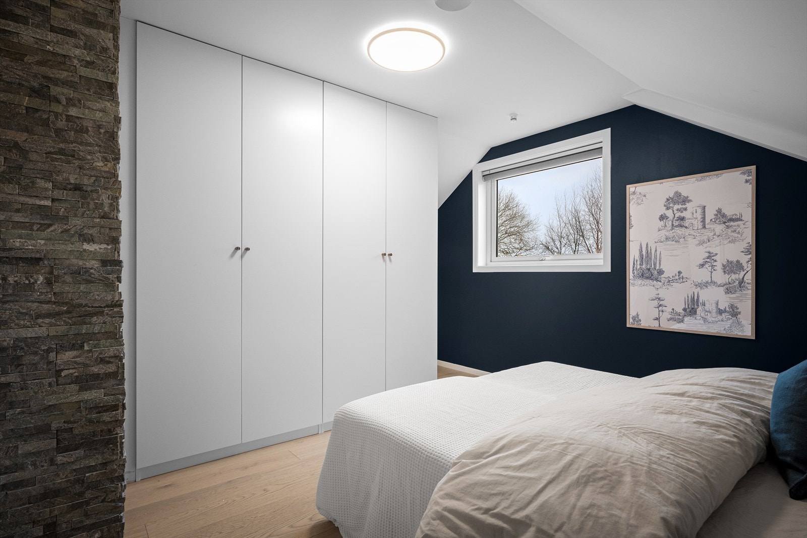 Romslig hovedsoverom med plass til kommode i tillegg til garderobeskap. Galleribilde