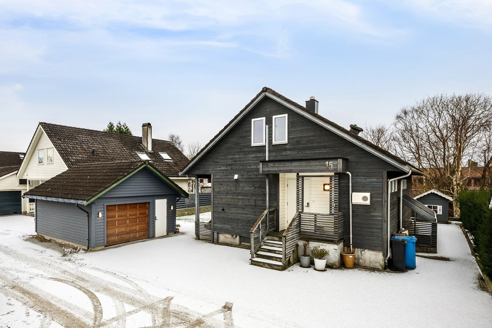 Du parkerer i gårdsrom med plass til flere biler og garasje. Kledning er nylig skiftet, samt at flere vinduer er byttet ut og har fått aluminiumsbeslag. Galleribilde