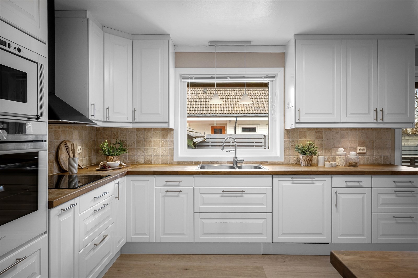 Hvitevarer i arbeidshøyde. Stekeovn, mikro, platetopp, oppvaskmaskin og kjøleskap medfølger. Galleribilde