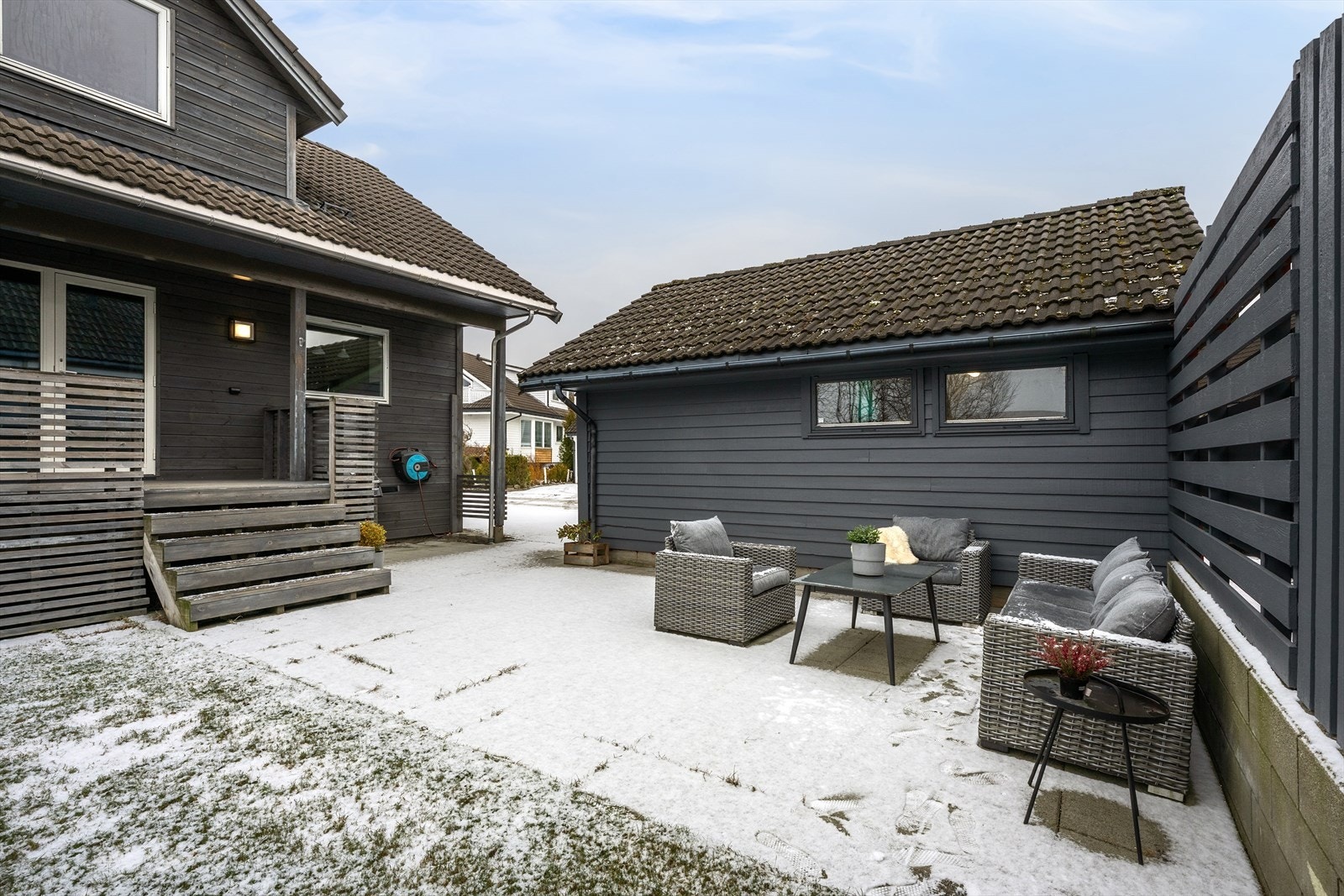 Her er det skjermet mellom garasje og gjerde rundt tomten, som gjør det trygt for småbarn eller hund. Galleribilde