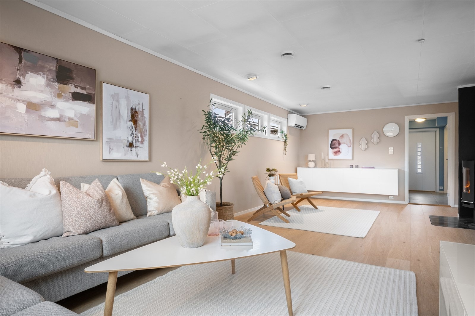 Fin bruk av vinduer for lys, samt kontakt med egne uterom. Nye gulv og pent malt opp. Godt med veggplass for kommoder, sjenk eller annet. Galleribilde