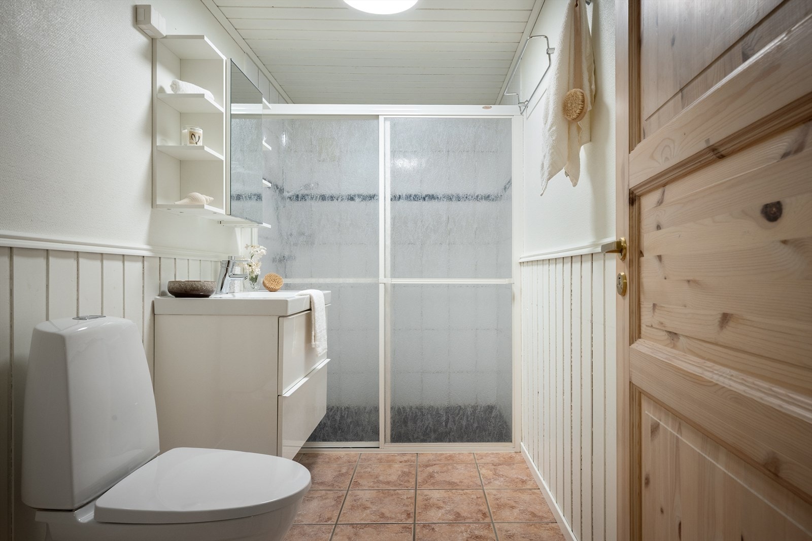 Et ekstra bad i kjelleren tilfører både funksjonalitet og fleksibilitet, noe som gjør huset komplett og bedre tilpasset en aktiv familiehverdag eller gjester. Galleribilde