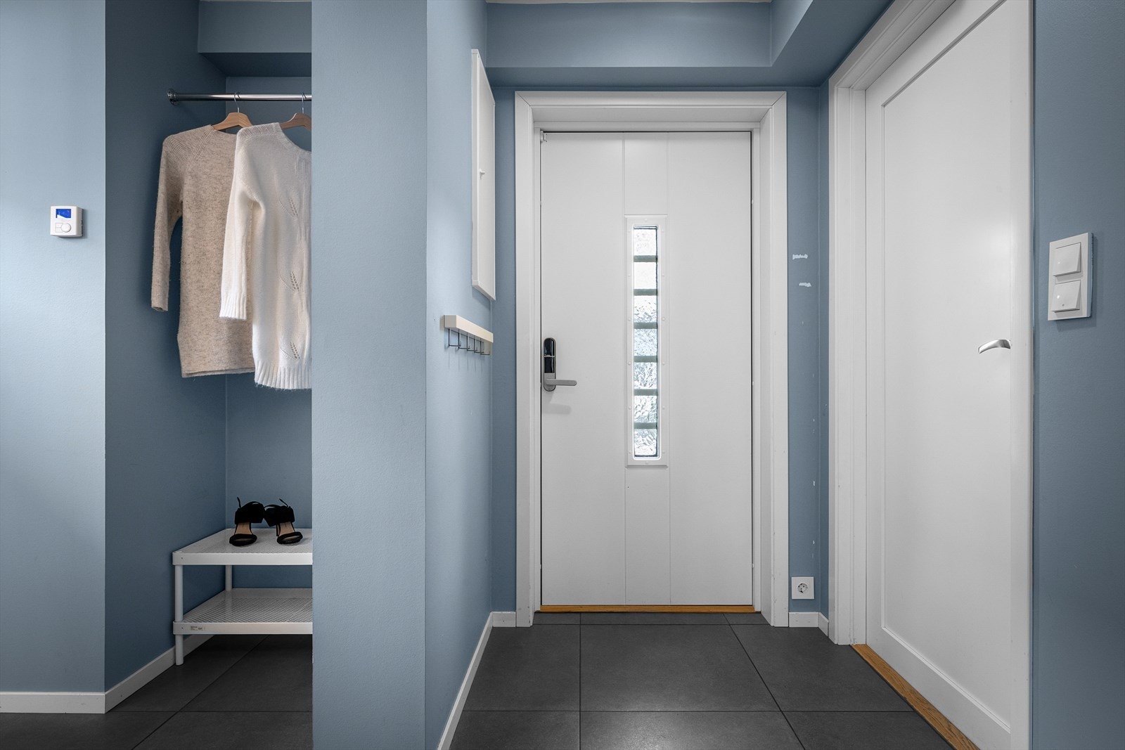 God hall/gang med innhukk for garderobe, samt plass til kommoder og mer. Moderne oppusset med 60x60 flis. Galleribilde