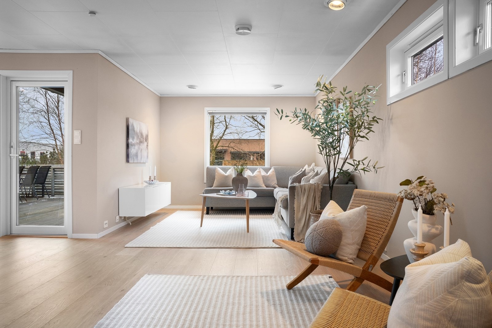 Fin bruk av vinduer for lys, samt kontakt med egne uterom. Nye gulv og pent malt opp. Godt med veggplass for kommoder, sjenk eller annet. Galleribilde