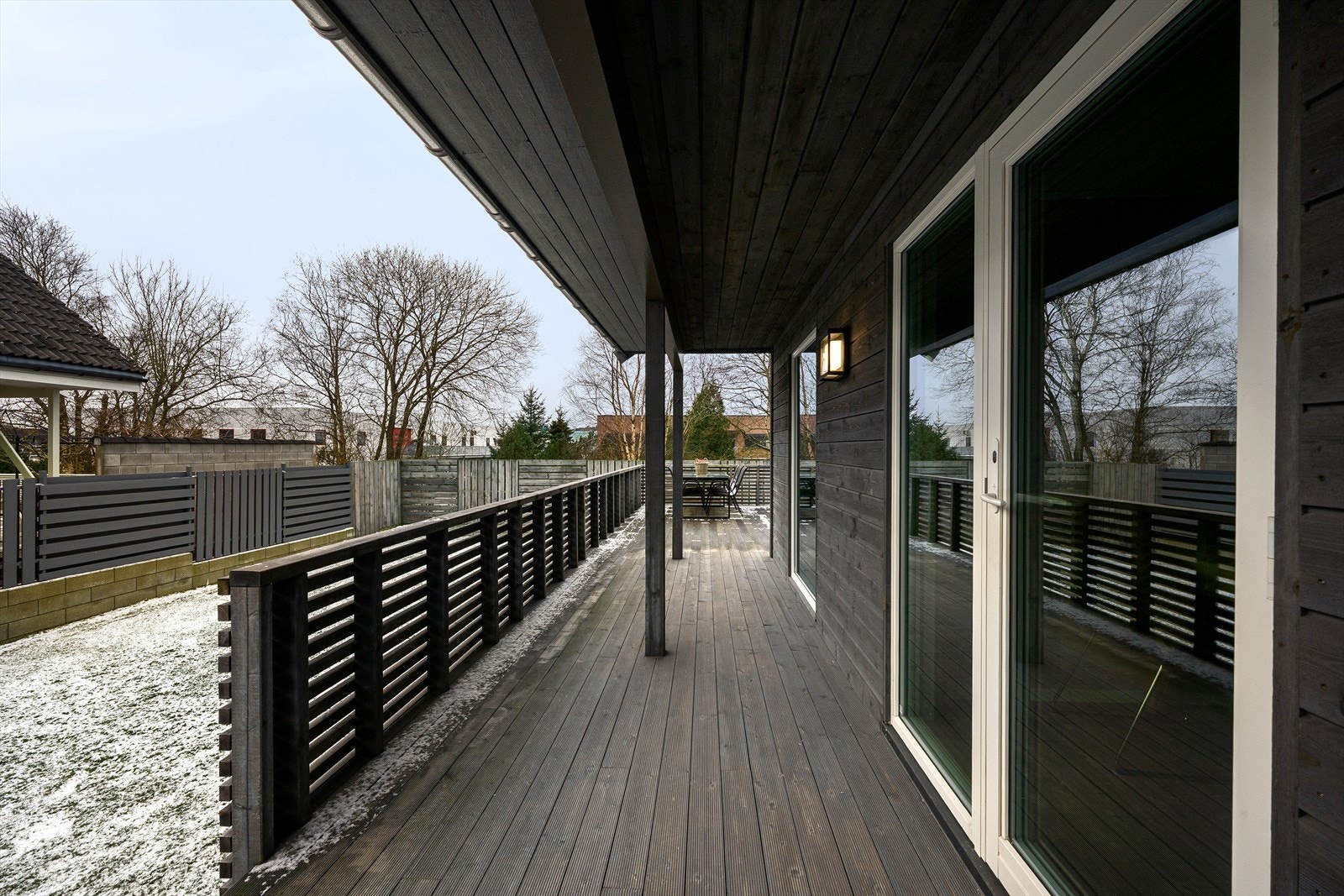 Nye store terrasser med rikelig med plass til besøk og møblering for enhver anledning. Skjermet og fint omkranset av grønne lunger, samt solrikt. Galleribilde