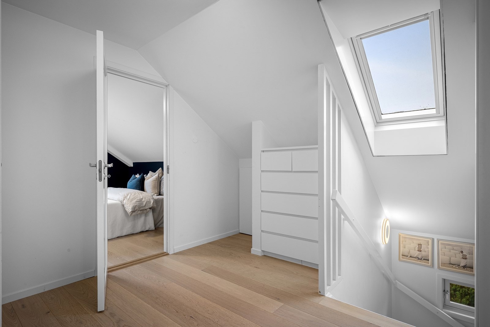 Oppe finner du husets 3 soverom, bad og gode lagringsmuligheter i stort kott. Galleribilde