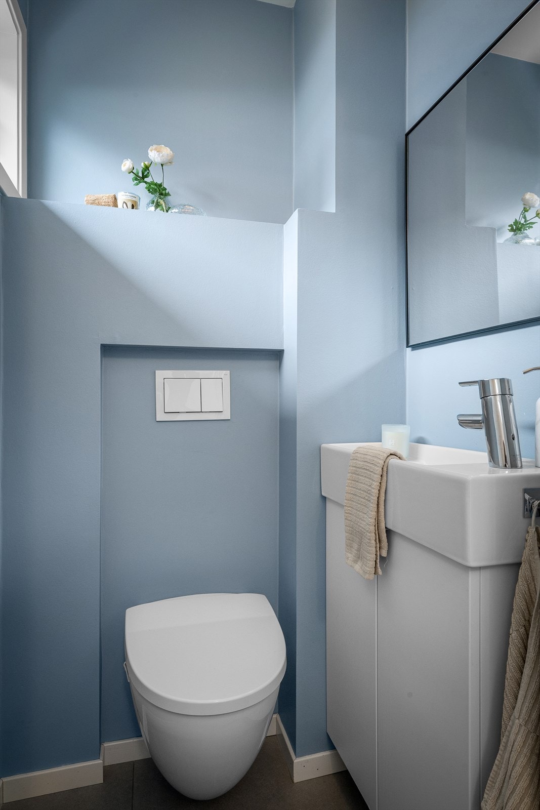 Direkte og praktisk tilgang til gjestetoalett tilbaketrukket fra stue med flere dører, og enkel tilgang for barn som springer inn og ut. Galleribilde