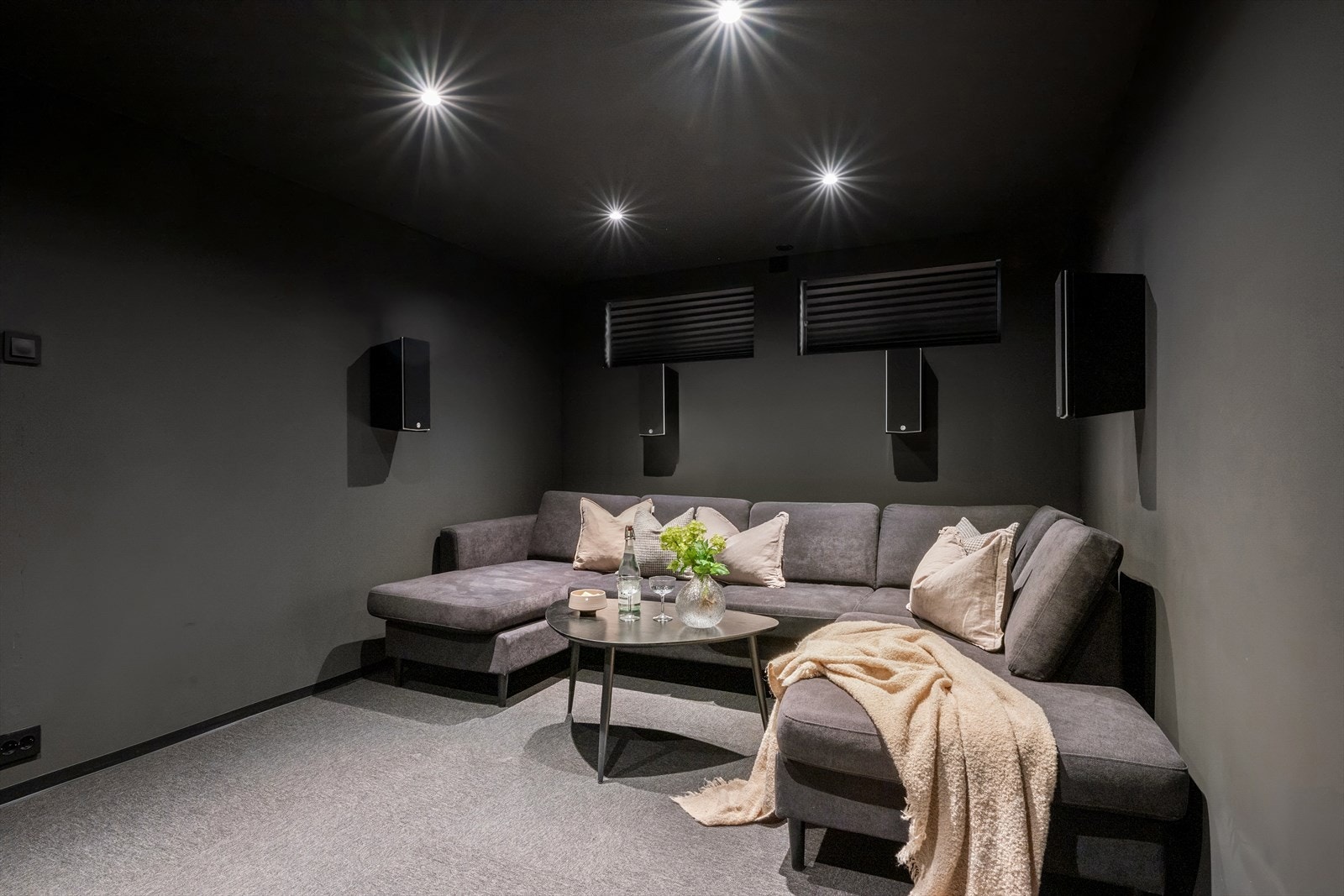 Perfekt stue nr. 2/kinorom å trekke seg tilbake til om hovedstuen er opptatt. Galleribilde