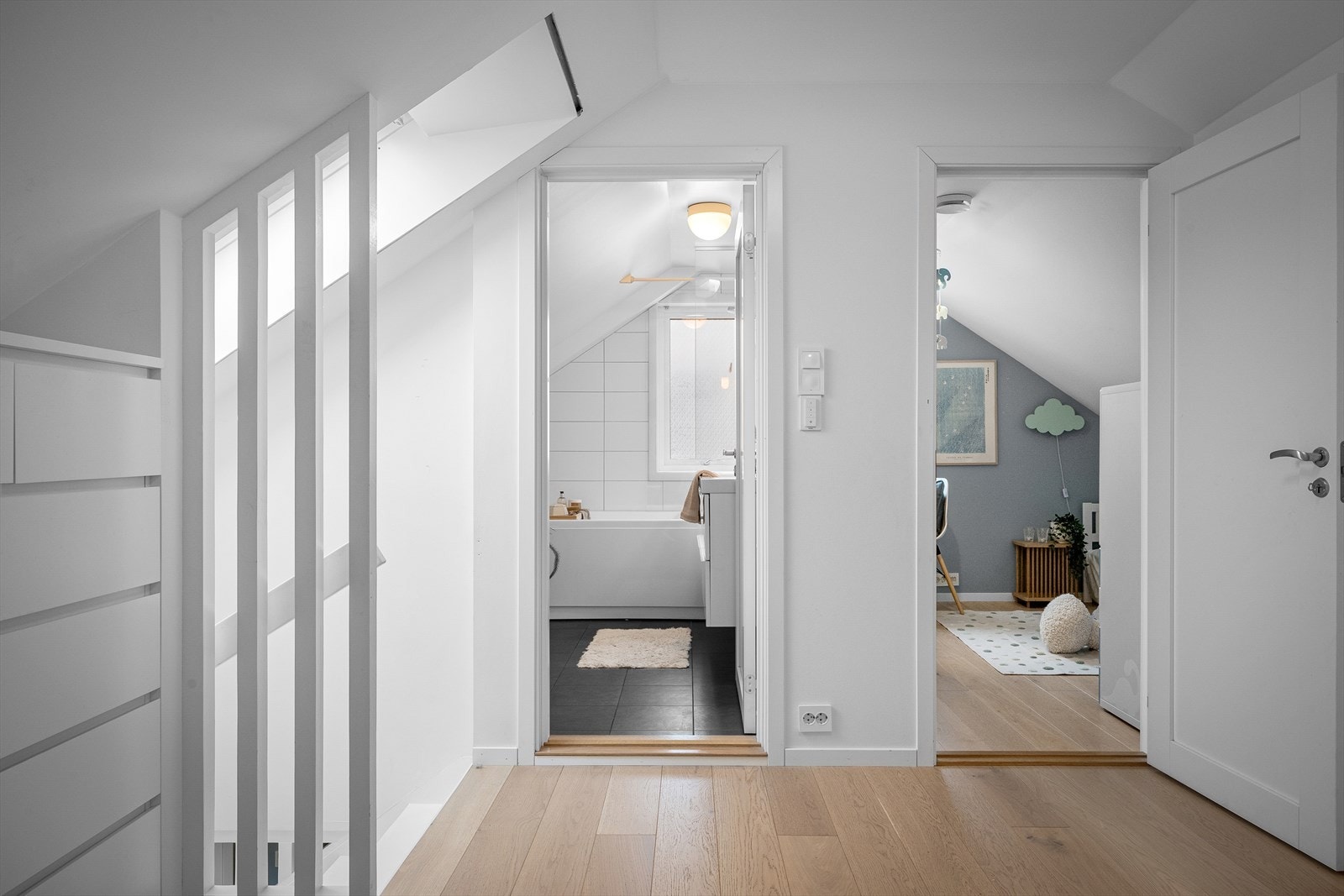 Smart gang med plass til ekstra lagring, som skiller de tre soverommene og badet. Alle soverom med pene 1-stavs gulv. Galleribilde