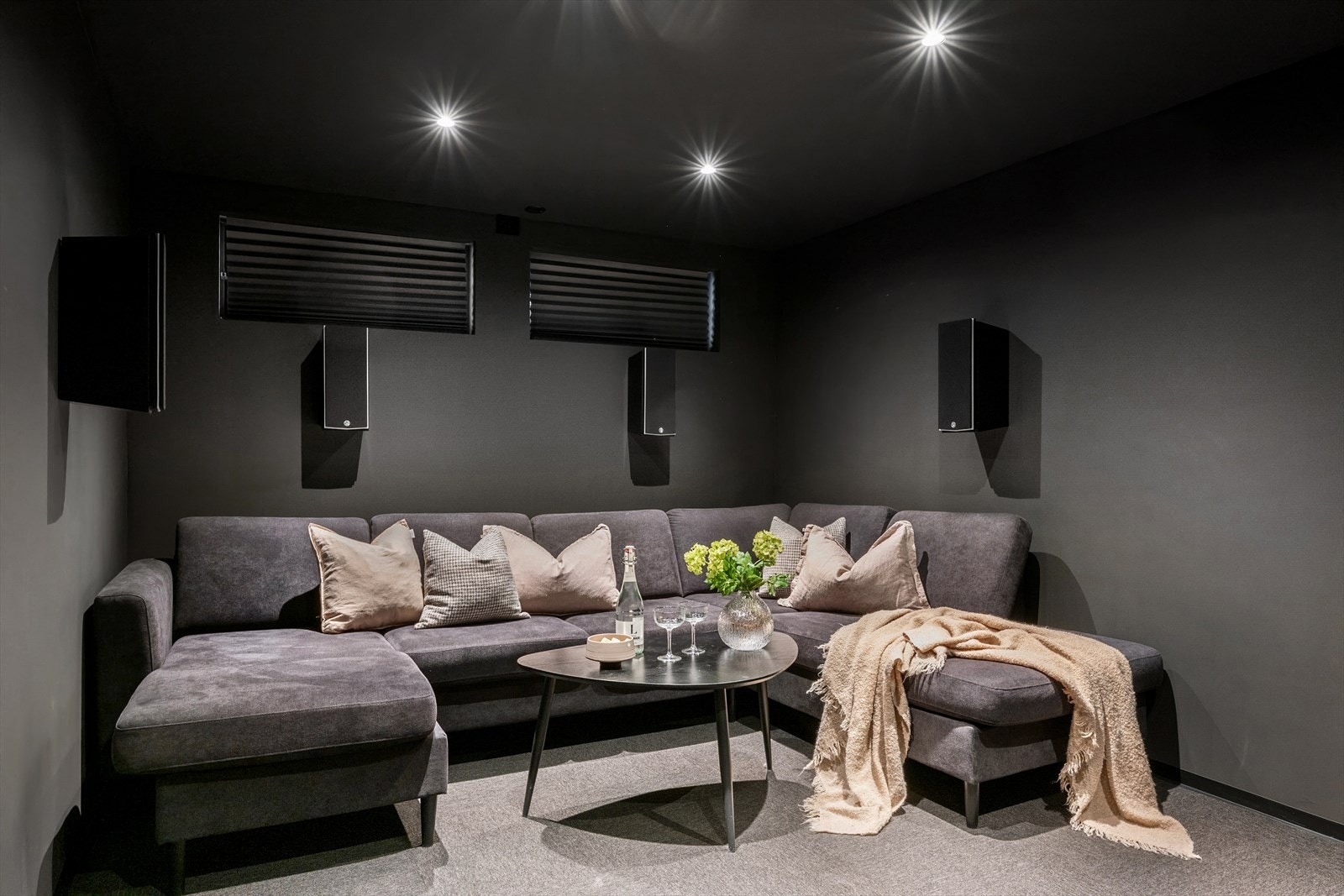 Perfekt stue nr. 2/kinorom å trekke seg tilbake til om hovedstuen er opptatt. Galleribilde