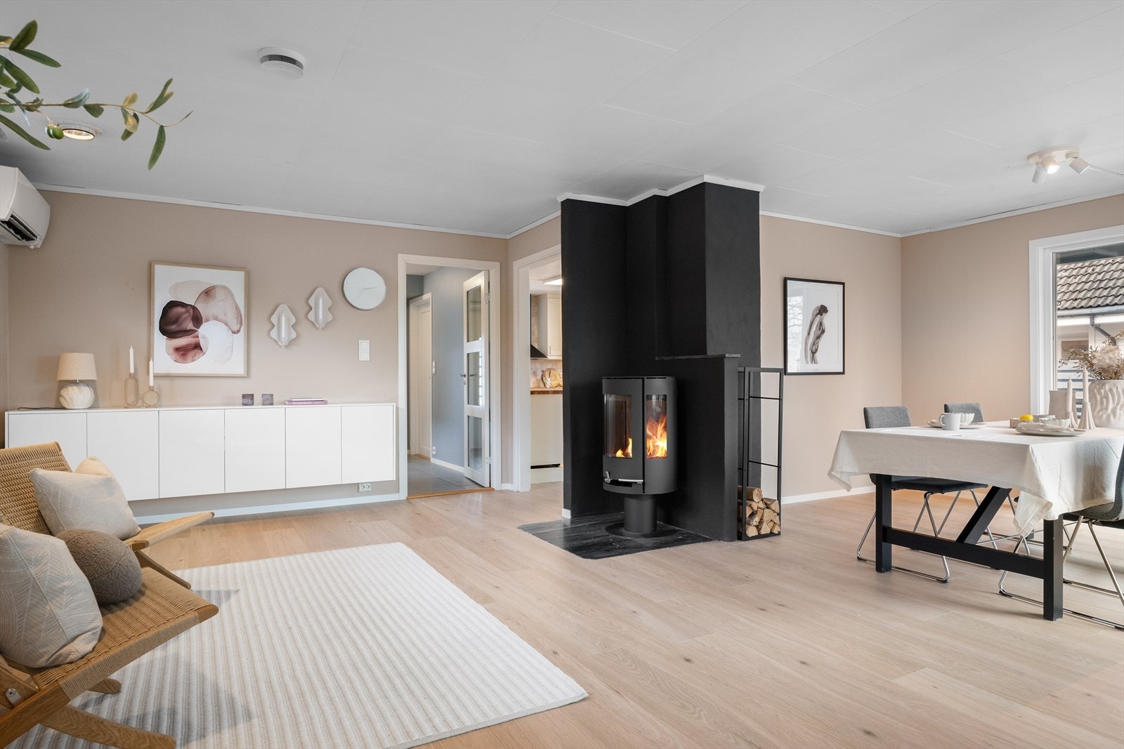 Her har du moderne og ny peisovn for ekstra kos og lun varme. Varmepumpe for jevn temperatur regulering. Galleribilde