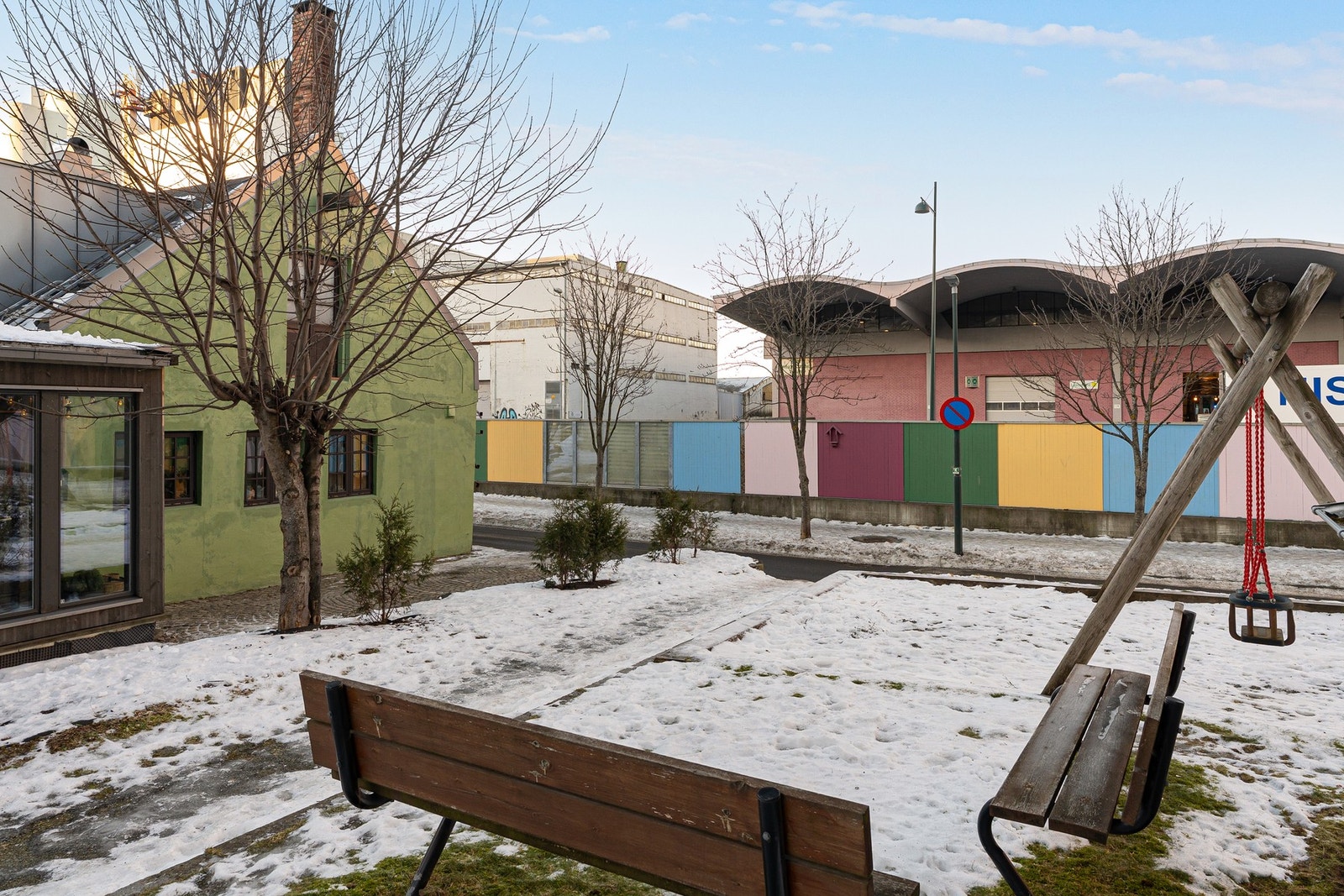 Rett ved huset er det et pent opparbeidet uteområde med sittegruppe og lekestativ. Galleribilde