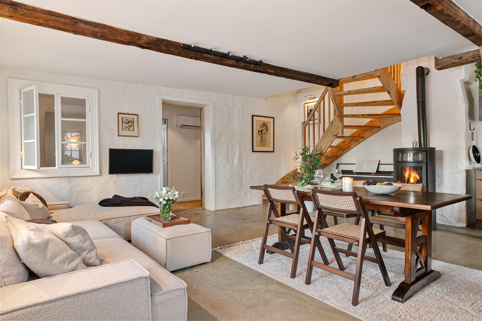 Stue med trapp opp til 2.etg. Galleribilde