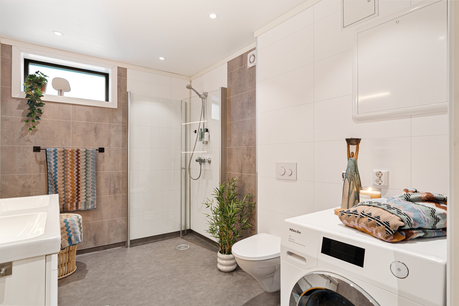 Bad med TG1. Mekanisk avtrekksvifte og inspeksjonsluke til rør-i-rør. Galleribilde