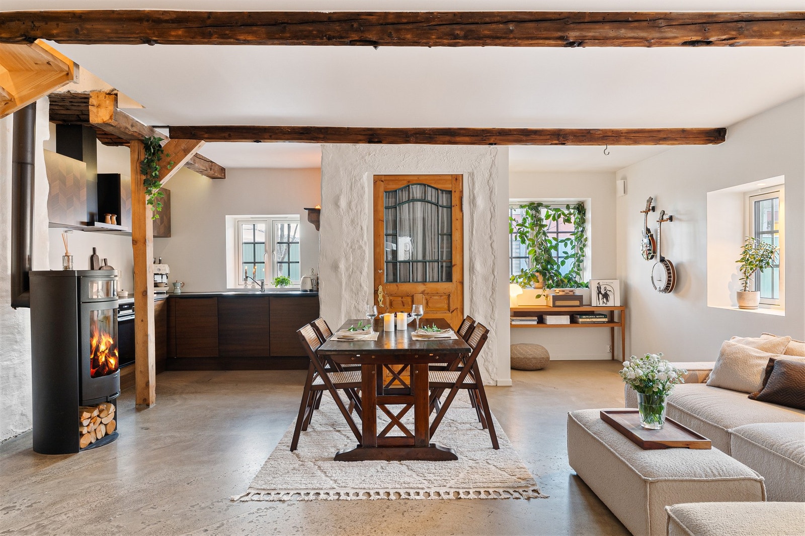 Lys og luftig stue. Alle vinduer er byttet i 2024. Galleribilde