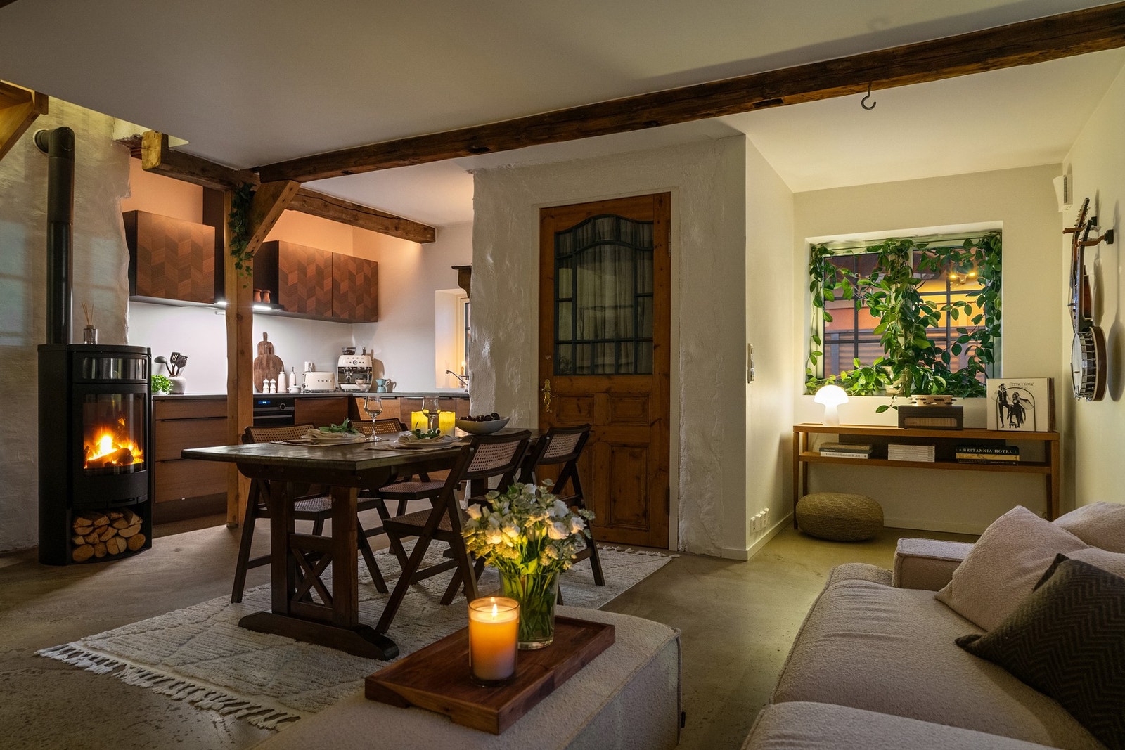 Boligen har en gjennomført miks av rustikk og moderne uttrykk som skaper en varm og innbydende atmosfære. Galleribilde