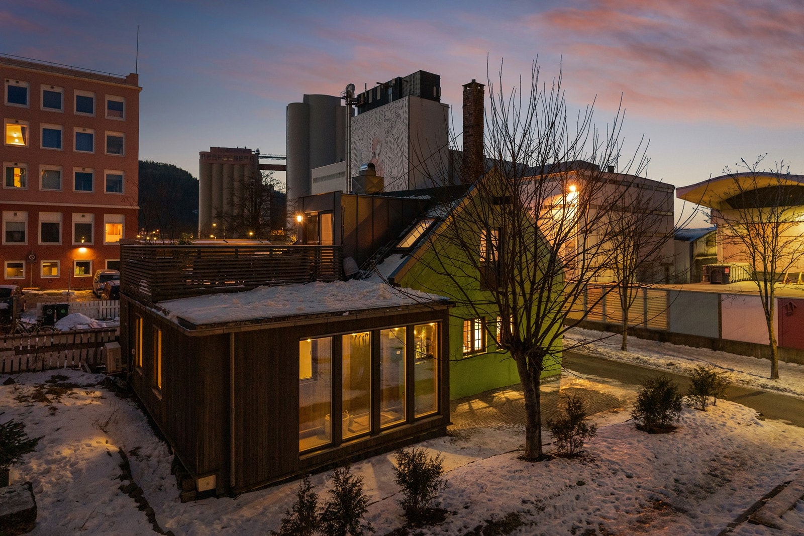 Påbygd i 2019 med tilbygg og takterrasse. Egen P-plass rett utenfor døra. Galleribilde