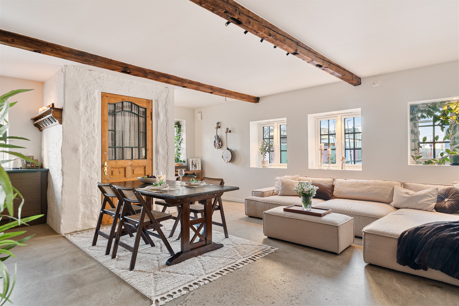 En gjennomført og funksjonell stue med teknisk rom bak tredøren. Galleribilde