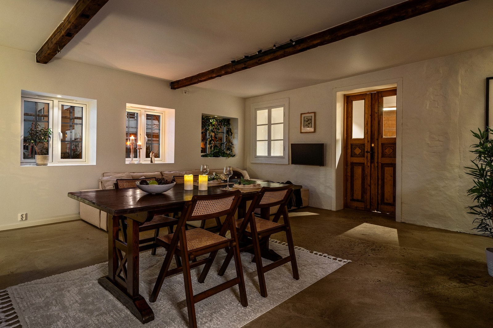 Pusset betong med varmekabler i kombinasjon med tømmer og treverk skaper et unikt uttrykk og atmosfære. Galleribilde