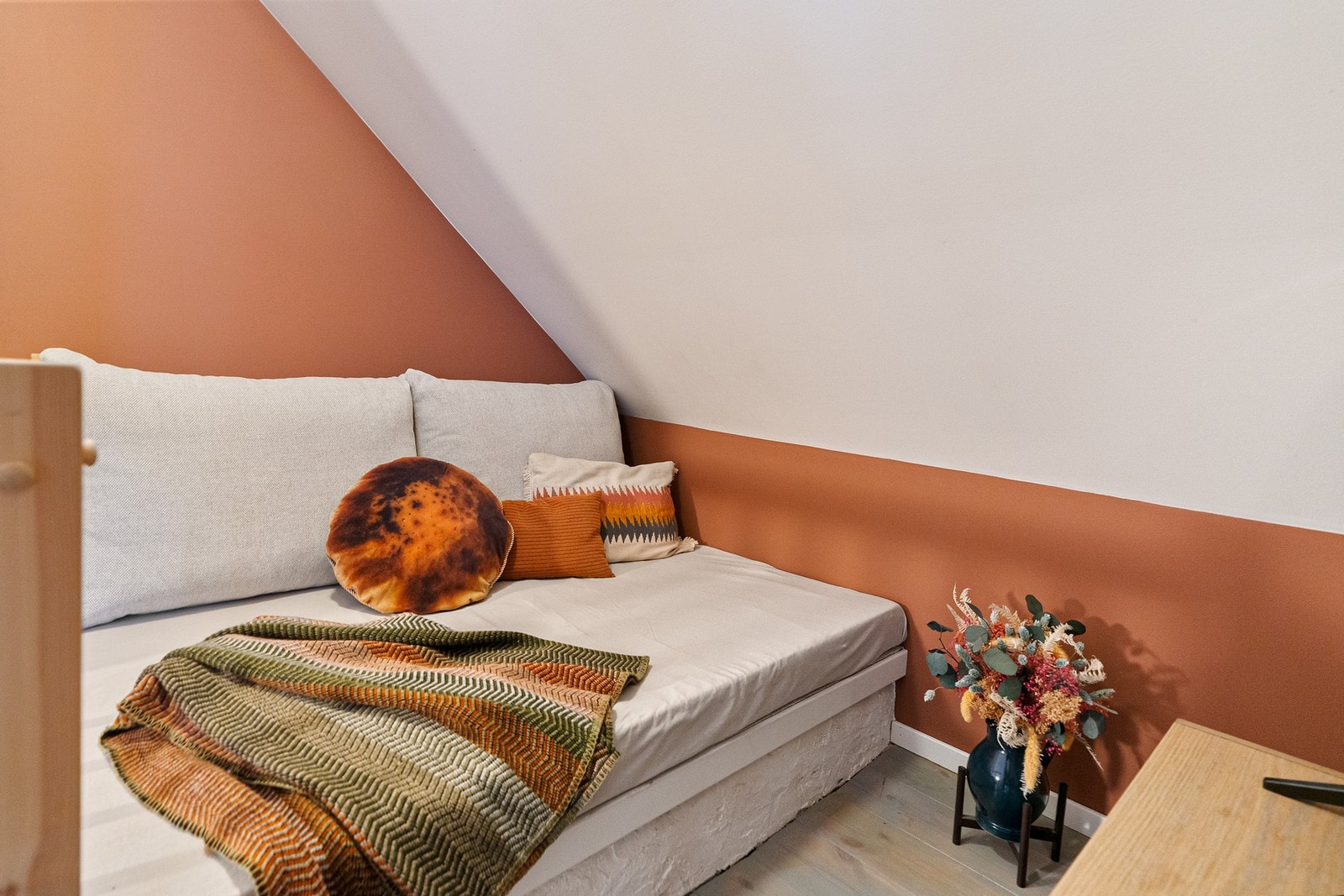 TV-/lesekrok med plassbygd sofa Galleribilde