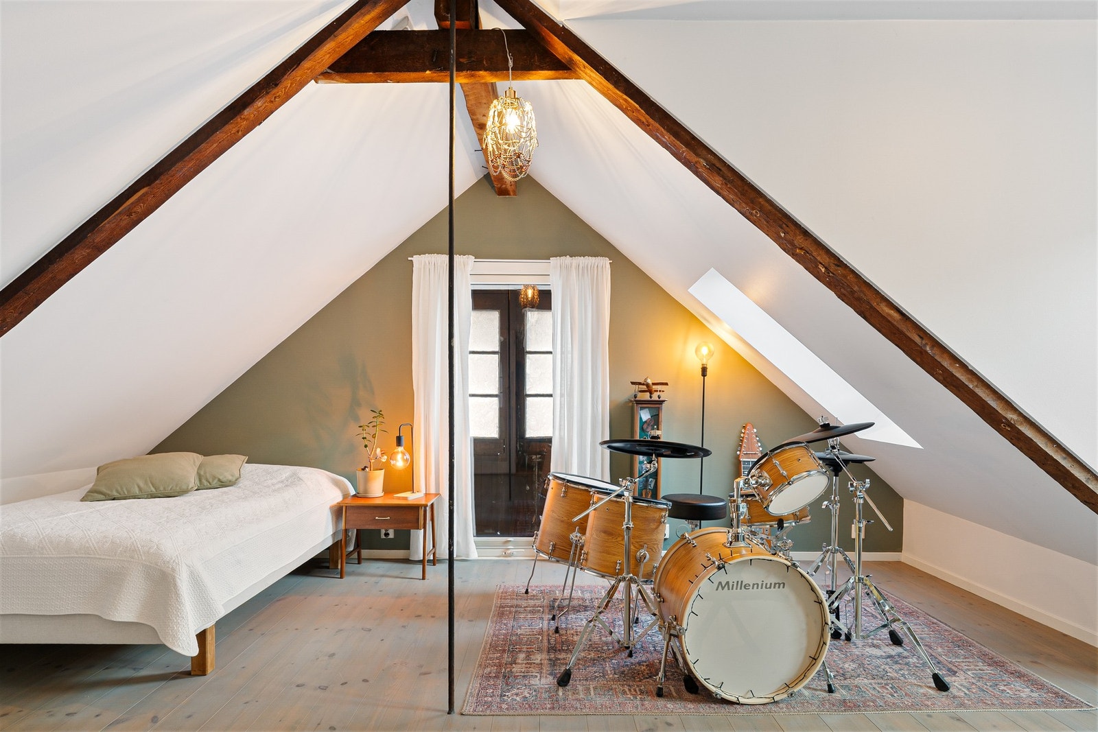 Loftstue/Soverom 2 byr på god plass til hobby og fritidsaktiviteter - eller som et hyggelig ekstrarom å trekke seg tilbake til. Galleribilde