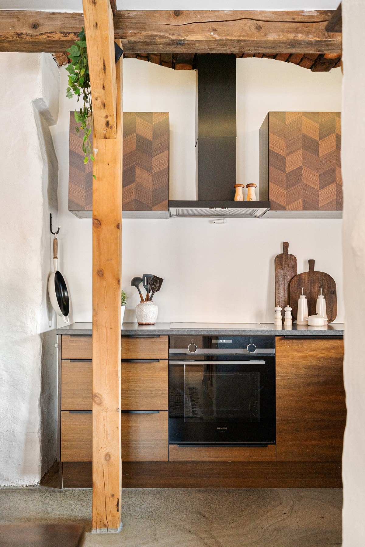 Kjøkken fra JKE med integrerte hvitevarer fra Siemens Galleribilde