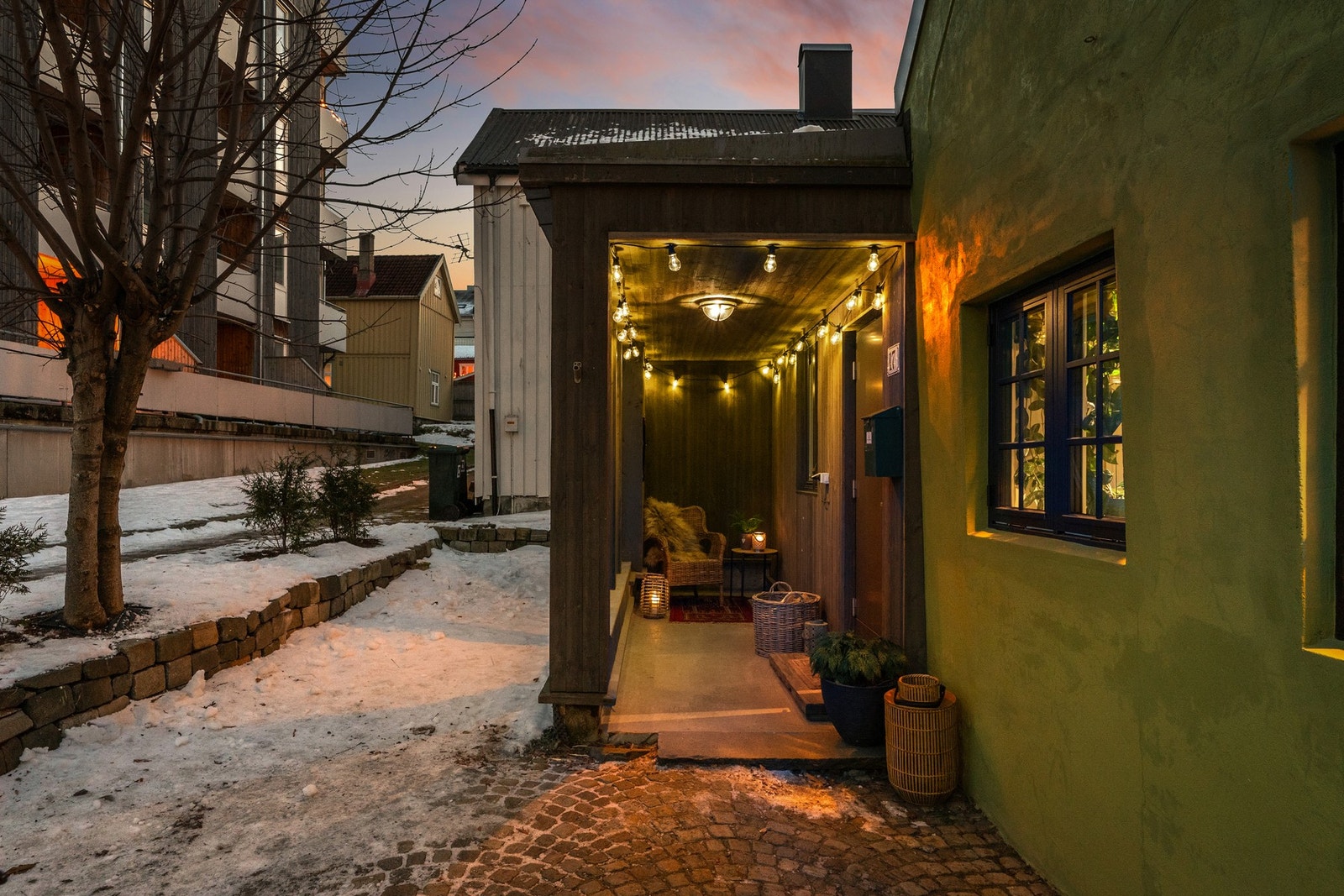 Praktisk og koselig inngangsparti med oppbevaringsplass som er godt beskyttet mot vær og vind. Galleribilde