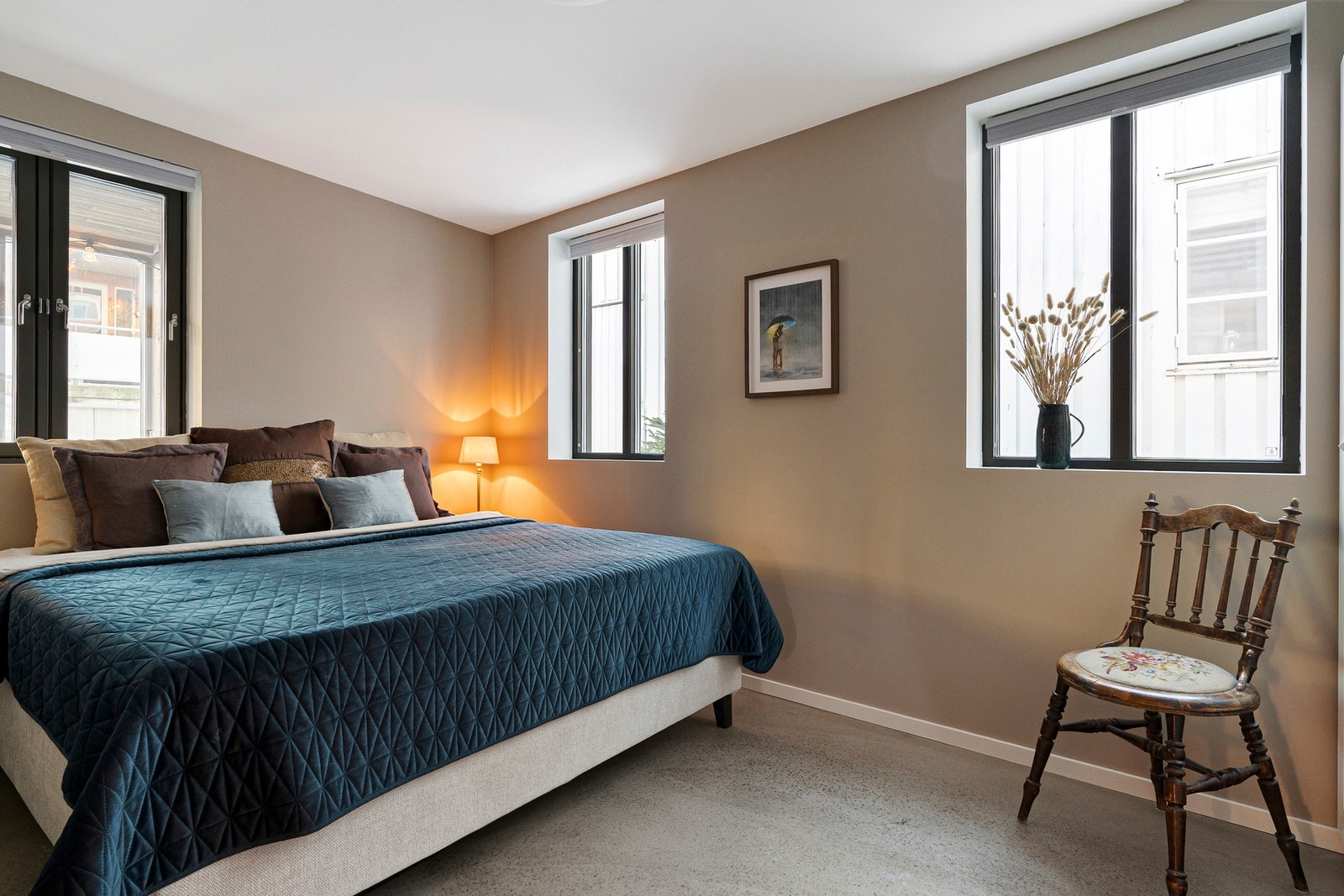 Soverom 1 er på hele 12,5 kvm og har store vinduer. Galleribilde