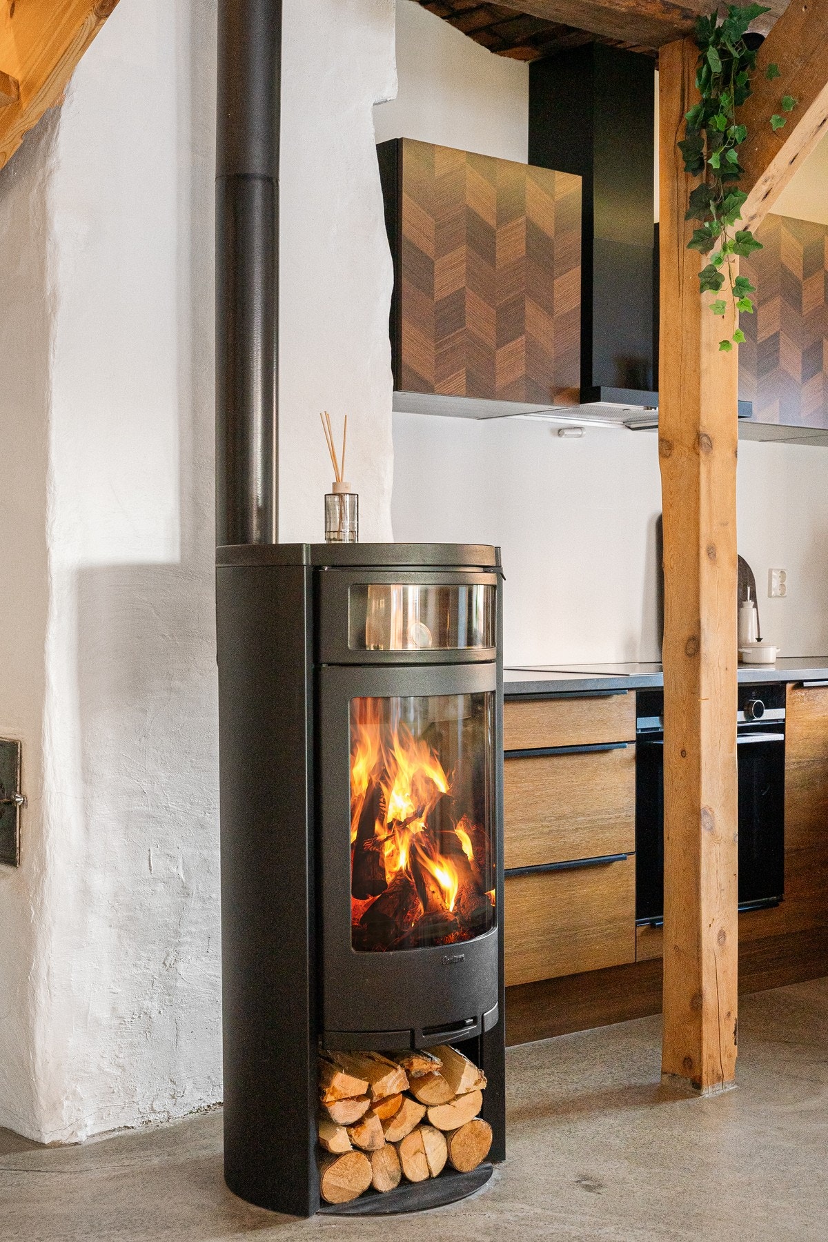 Ny og rentbrennende peisovn med stor glassflate. Galleribilde